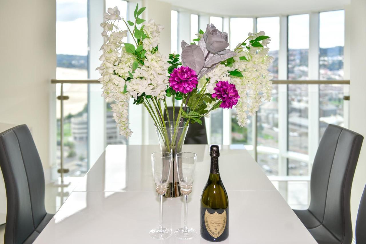 Just Stay Wales - Meridian Quay Penthouses スウォンジー エクステリア 写真